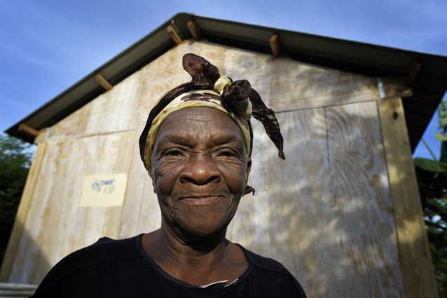 Vrouw in Haïti bij haar nieuwe onderkomen