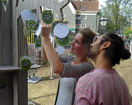 Bezoekers planten hun eigen appelboom, en lezen de teksten van anderen